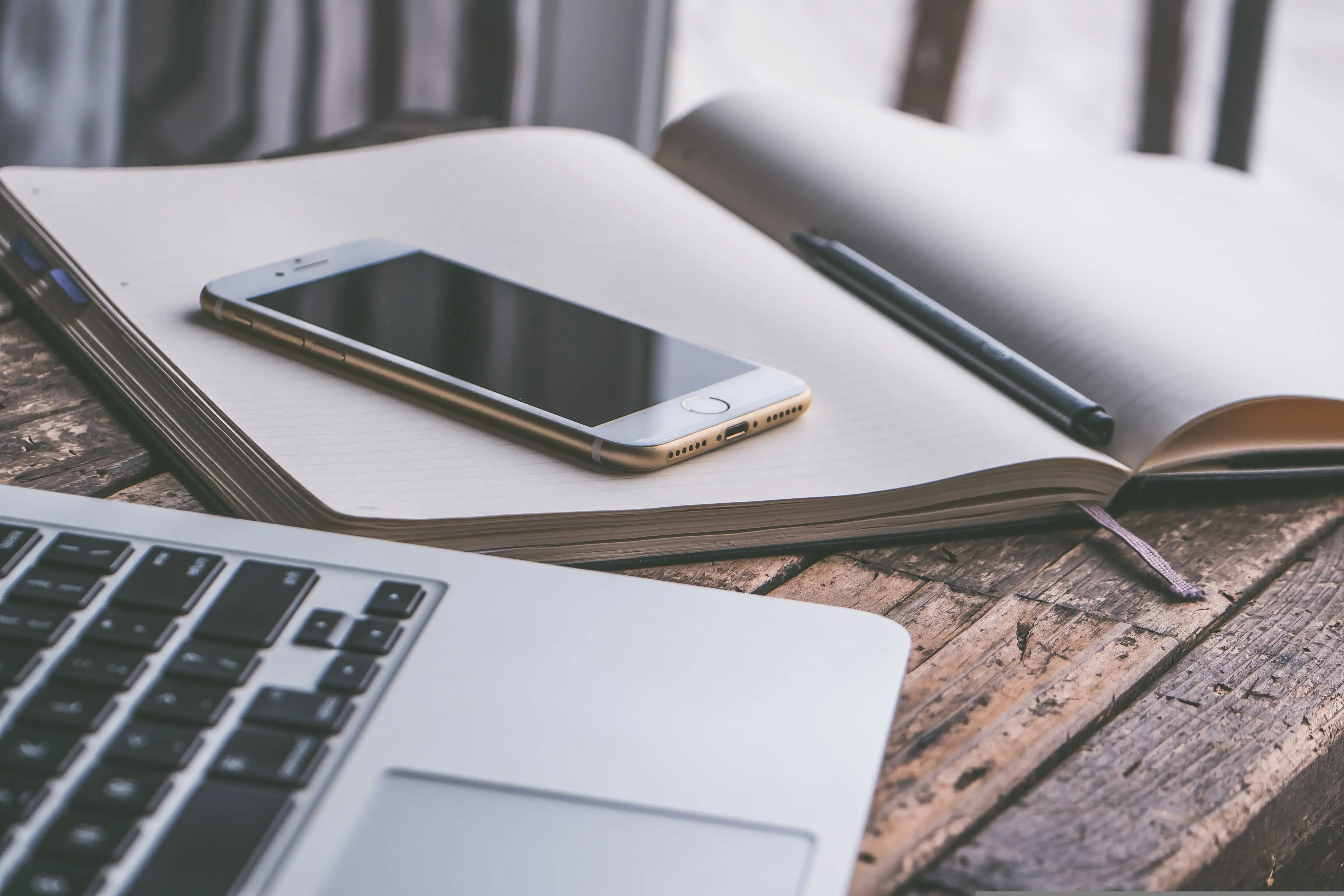 Notebook, Tablet, Smartphone und Drucker als Ausstattung für kleine Unternehmen — aus einer Hand betreut